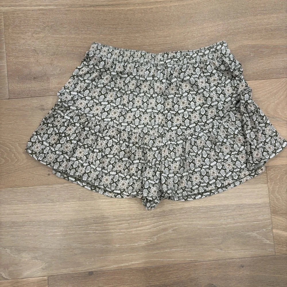 Tucker + Tate white/olive green/pale pink floral patterned elastic waist shorts